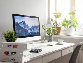 afbeelding met buro en orders van drie welzijnsorganisaties