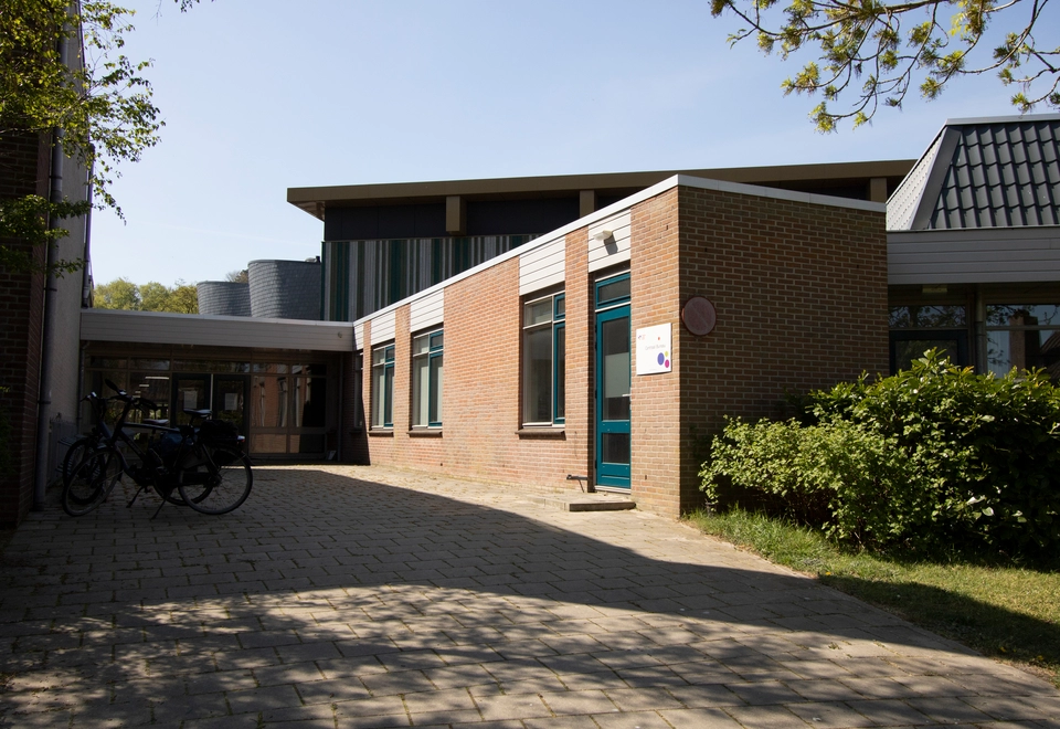 Ingang aan de achterzijde van Dorpshuis de Blinkerd