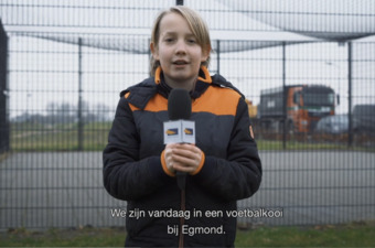De jongerenburgemeester Thomas Meereboer interviewt jongeren in Egmond