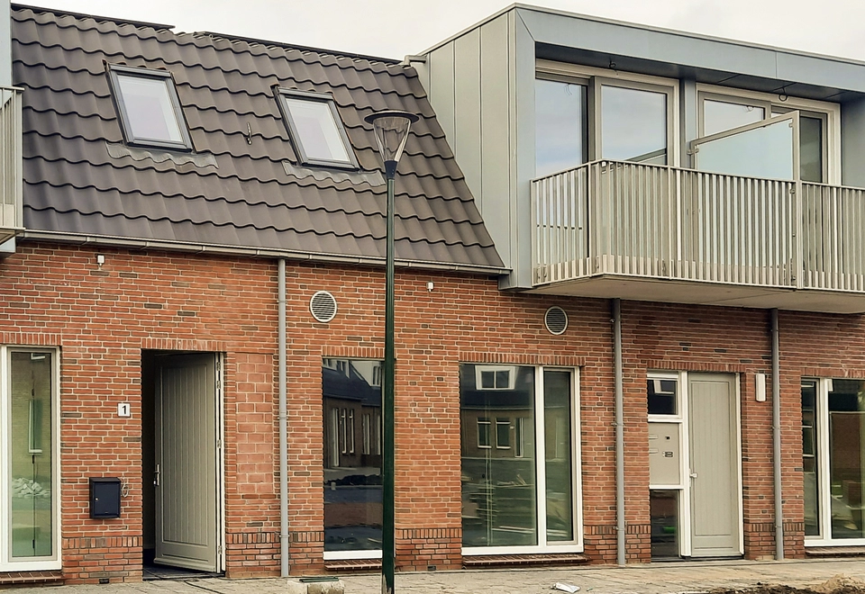 Volg het bord naar de ingang van het T&O gebouw