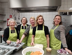 het team van de aanschuiftafel in Hanswijk, Egmond aan den Hoef